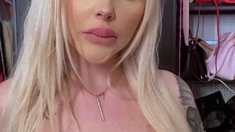 Masturbating loving babe solo toy plays with enthusiasm