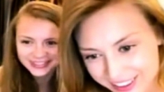 2 superbes soeurs s'amusent devant leur webcam